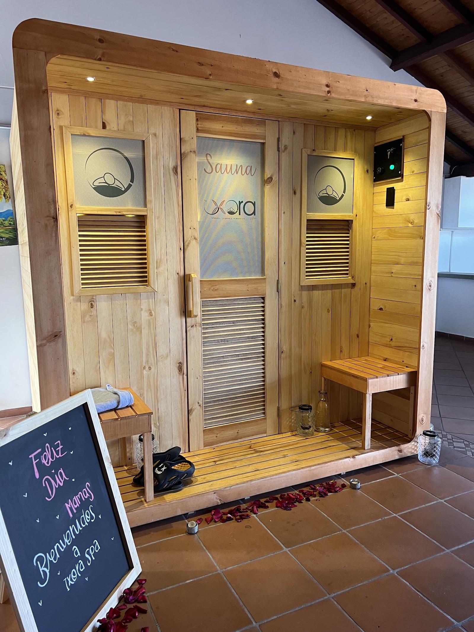 Cabina de sauna en madera con el logo de Ixora